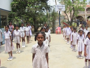 Chennain kristillisen koulun oppilaat aamurukouksessa